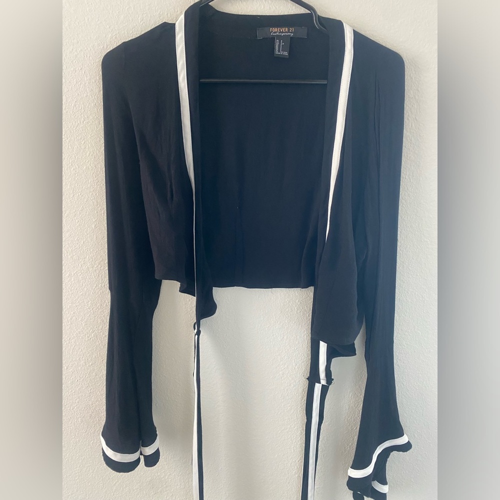 Cropped shirt with flare arm openings